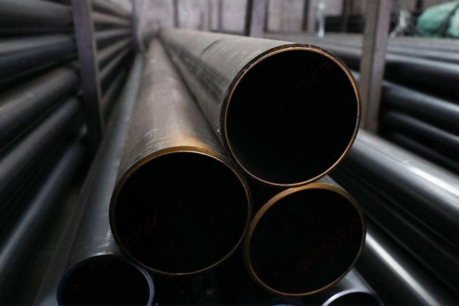 Everything about carbon steel pipes: types (SMLS/ERW), standards (ASTM A106/A53), & sizes (Sch 40/80)